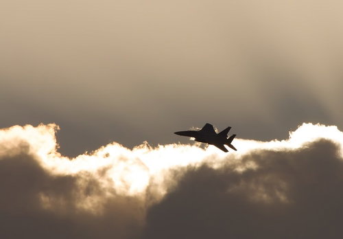 夕焼けの雲を突き進むF-15の光の河（新田原基地）