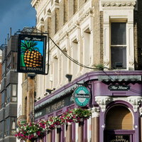 花で飾られたおしゃれなパブ THE PINEAPPLEの写真