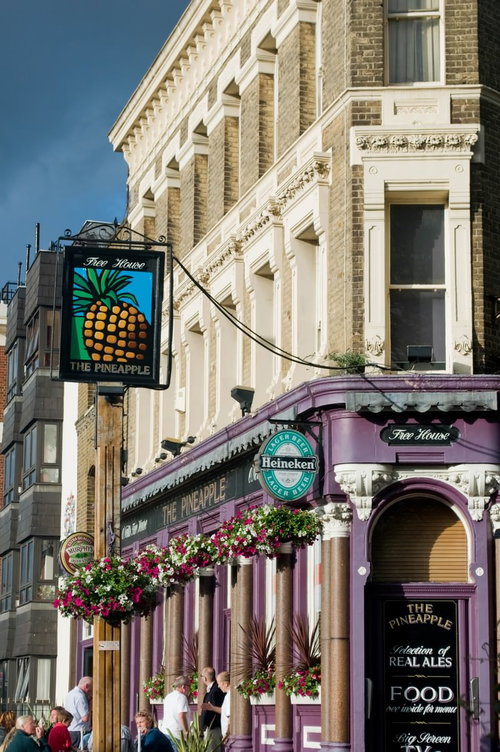 花で飾られたおしゃれなパブ THE PINEAPPLE