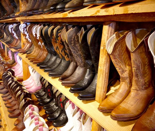 棚に整然と並べられた多種多様のブーツの売り場
