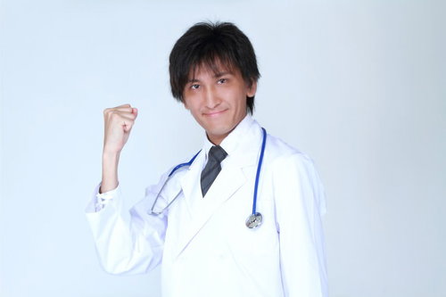 白衣を着てガッツポーズで喜ぶ笑顔の医師