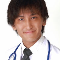 聴診器を首にかけて穏やかに微笑むドクターの写真