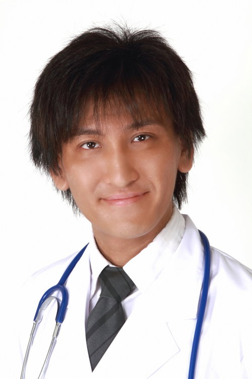 聴診器を首にかけて穏やかに微笑むドクター