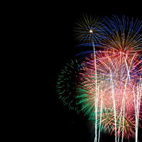 夜空を複数の花火が同時に照らす花火大会の風景の写真