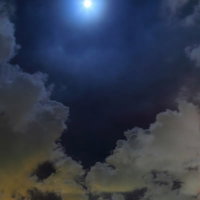 建物の灯りと水面の上に浮かぶ眩しい満月の横浜の夜景の写真