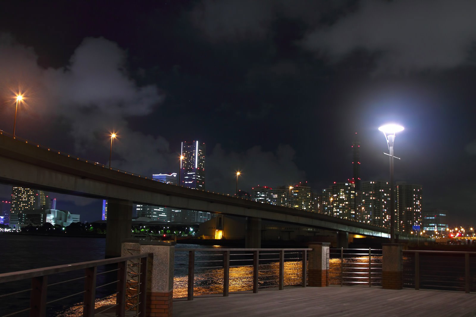 水面に映る横浜コットンハーバーの夜景