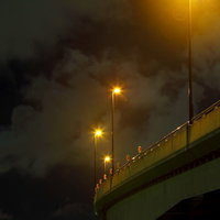 ライトアップされた横浜マリンタワーと専用道路の夜景の写真