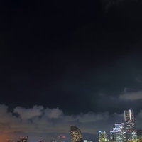 高層ビルの光が水面に映り込むみなとみらいの夜景の写真