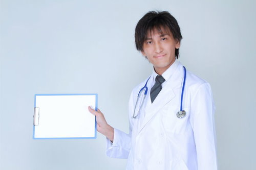 白紙のボードを正面に見せるドクター