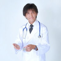 薬の箱を手に持ってお薬を提案する白衣のドクターの写真