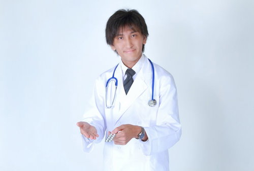 薬の箱を手に持ってお薬を提案する白衣のドクター