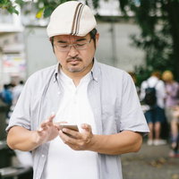 金銀アップデートで新種のモンスターを捕まえるスマホを操作する男性の写真