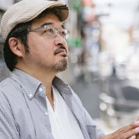 マップアプリでたどり着いた先が工事中のハンチング帽の男性の写真