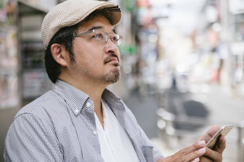 マップアプリでたどり着いた先が工事中のハンチング帽の男性