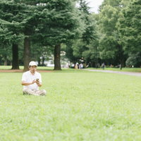 モンスターゲームで捕捉に失敗し苛立つ男性の写真