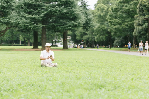 モンスターゲームで捕捉に失敗し苛立つ男性