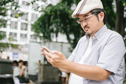 キジトラ猫の顎をなでる手