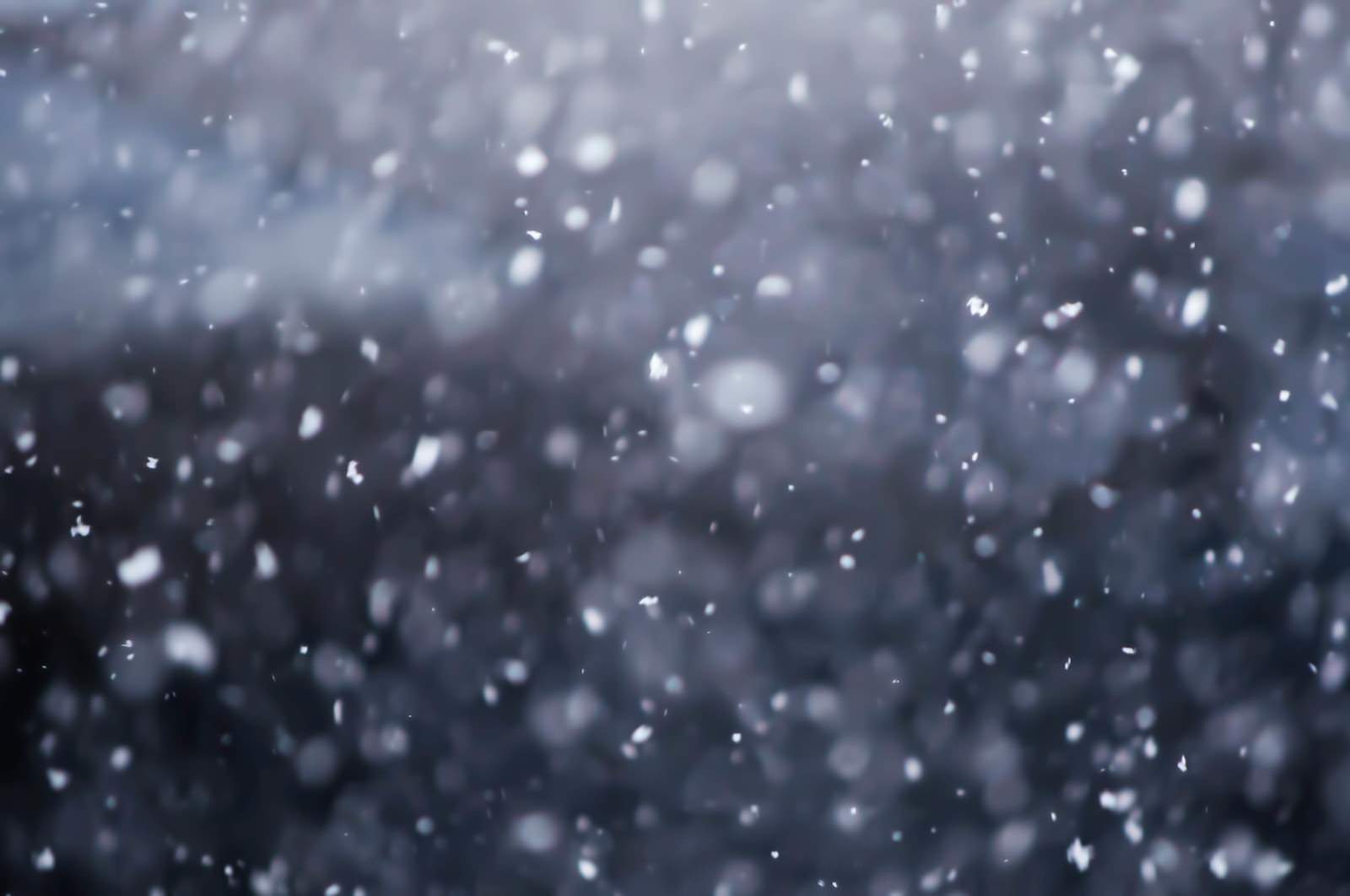 暗い夜空に雪が激しく舞い落ちる