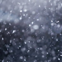 雪が激しく舞い落ちる暗い冬の夜空の写真