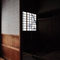 土間とかまどが残る古い日本家屋の炊事場跡の写真