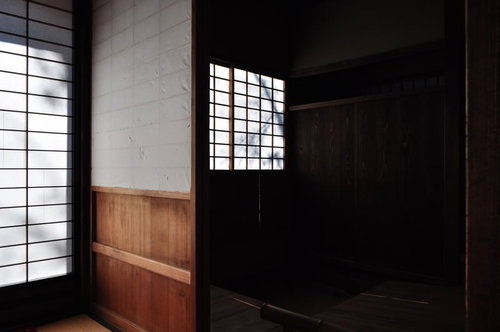 土間とかまどが残る古い日本家屋の炊事場跡