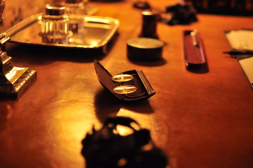 革張りの椅子と重厚な木製のイギリス貴族の書斎の机