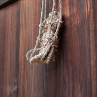 板壁に吊るされたノスタルジーな草鞋の写真