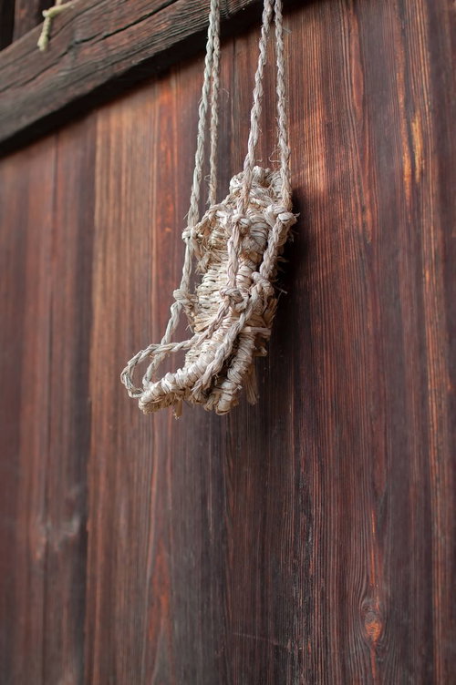 板壁に吊るされたノスタルジーな草鞋