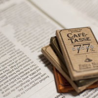 開いた本の上に積まれたカフェタッセのチョコレートの写真