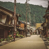 郡上八幡の古い町並みと山並みの写真