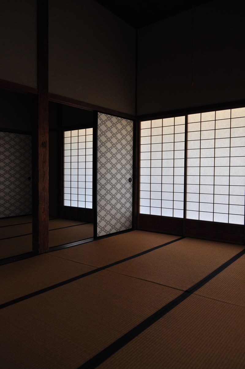 畳と障子の伝統的な和室
