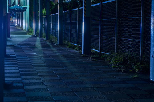 照明が照らす工場沿いの夜道