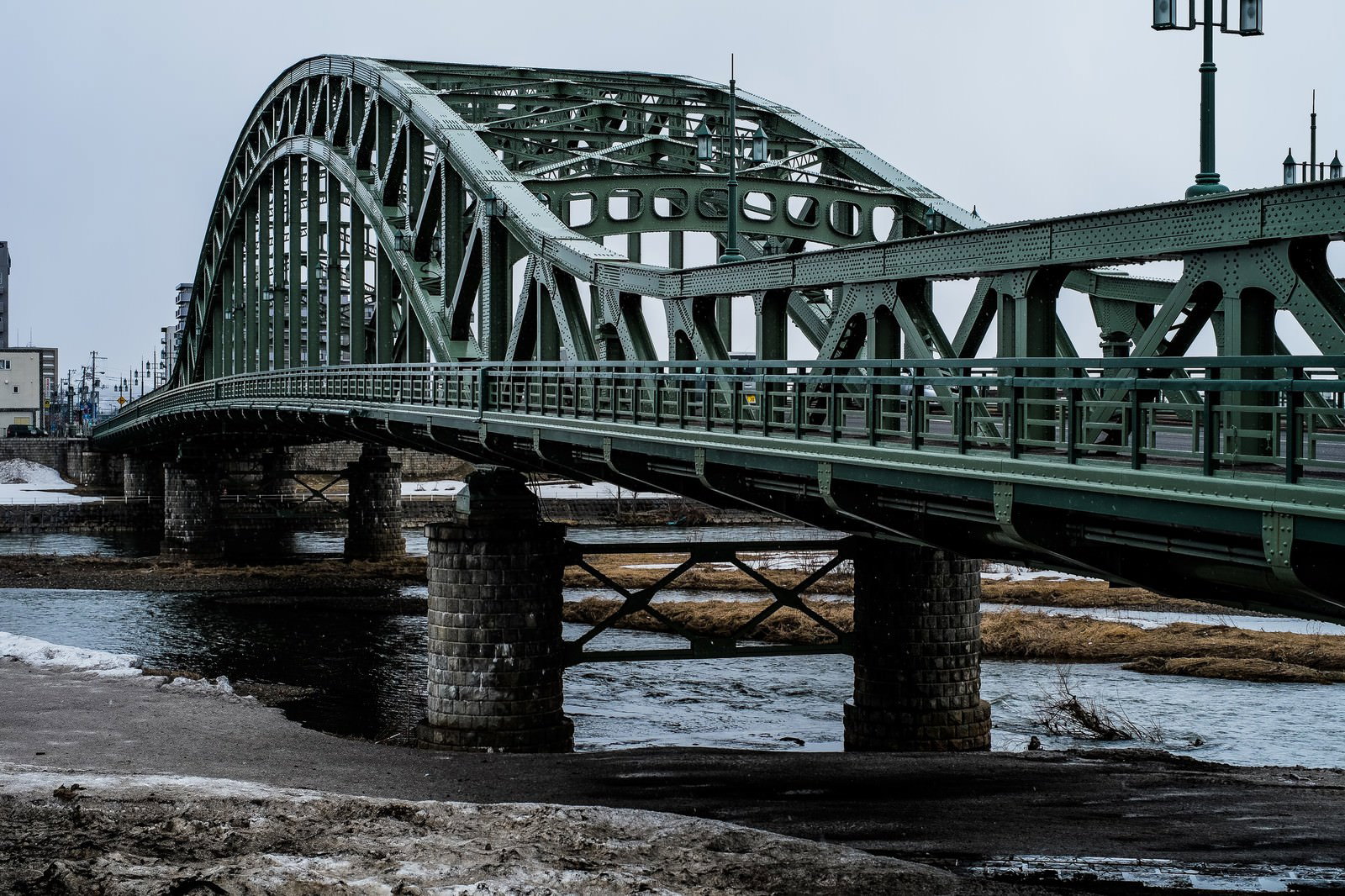 雪景色に赤い旭橋の北海道