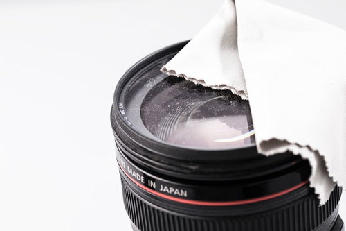 埃が付着したカメラレンズとレンズクロス、カメラメンテナンス用品