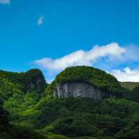 長野原町の青空と絶壁の丸岩、岩肌のテクスチャーの写真
