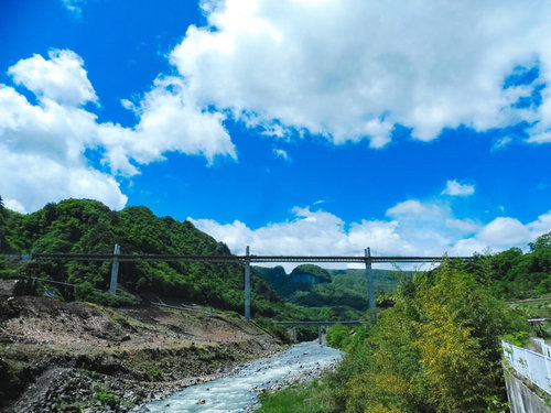 青空に映える吾妻川と丸岩の絶壁～長野原町の自然景観