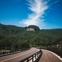 八ッ場バイパス国道145号から見える丸岩の山並み（長野原町）の写真