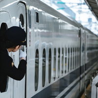 出発直前のホームで指差し確認をする車掌の安全点検の写真