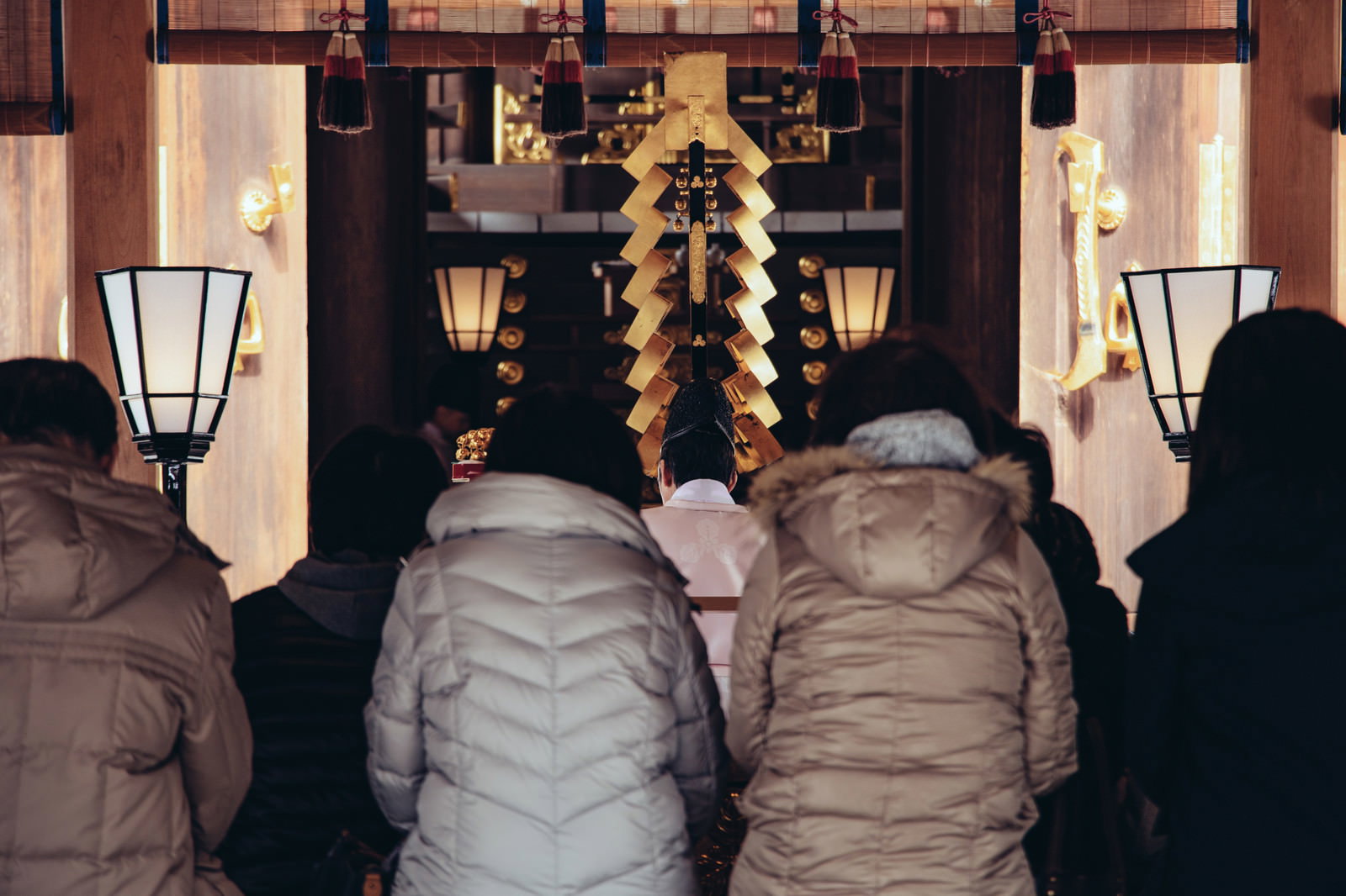 神社で初詣の参拝をする複数の参拝者の後ろ姿