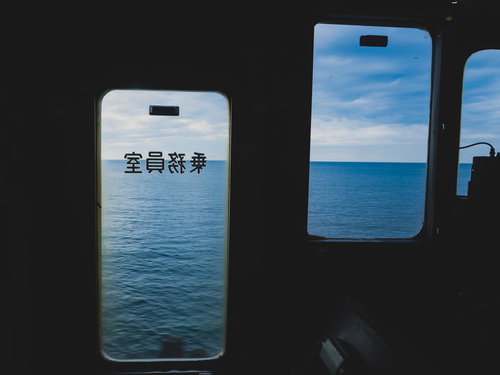 リゾートしらかみの車内より日本海を望む景色