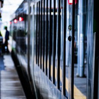駅ホームで停車中のリゾートしらかみ（ブナ編成）の車両側面の写真