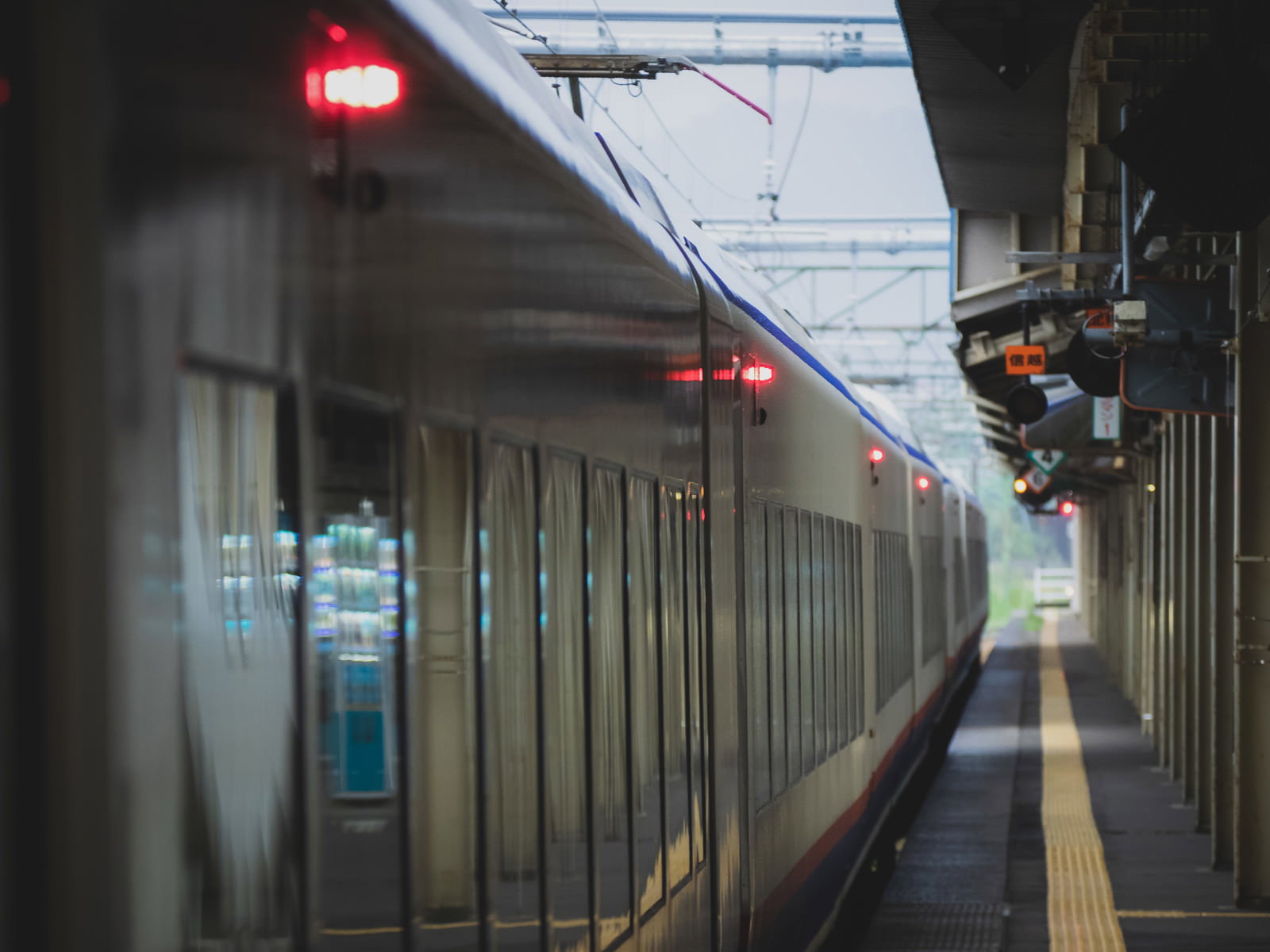 地下駅のホームに停車している電車の車両