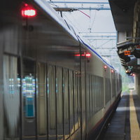 駅のホームに停車中の地下鉄車両の写真