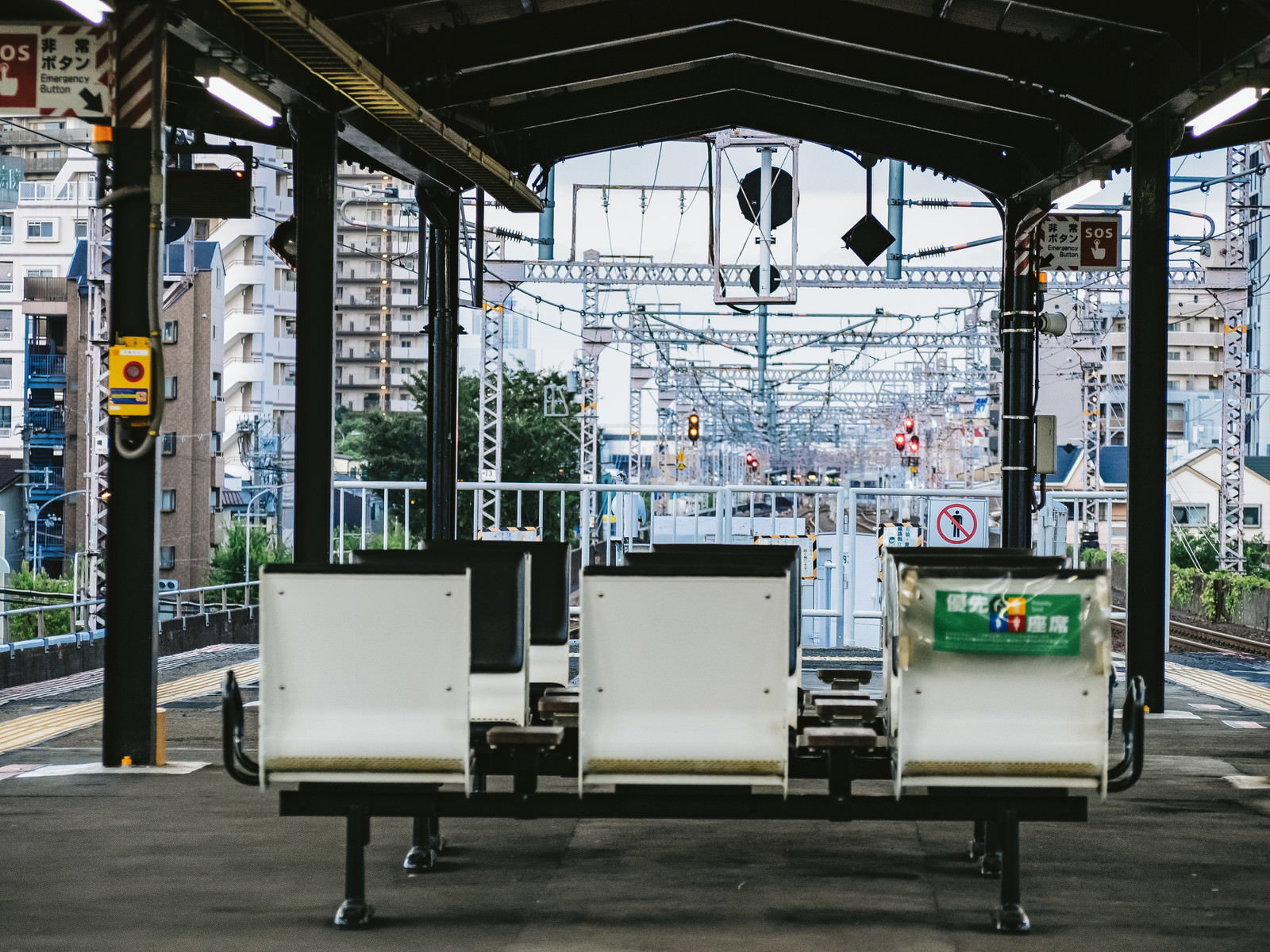 JR環状線野田駅のホームに設置された白いベンチと屋根付きの待合所