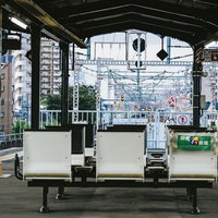 JR環状線野田駅のホームから見える線路と待合所の写真