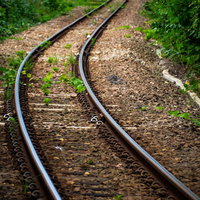 果てしなく続くJR五能線の線路と自然風景の写真
