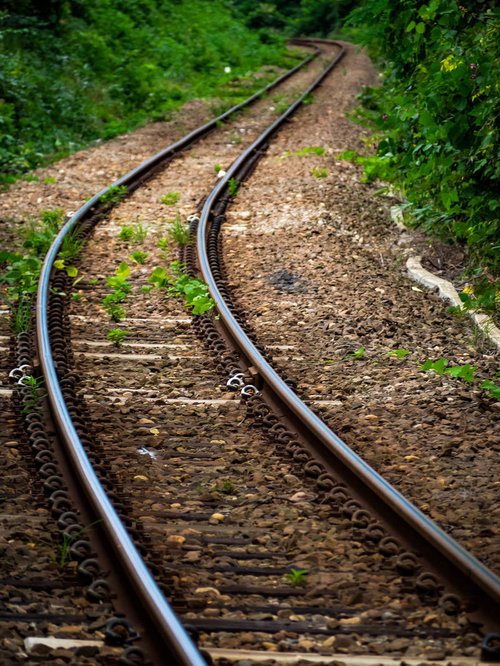 果てしなく続くJR五能線の線路と自然風景