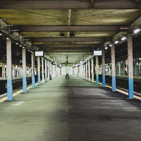 静寂に包まれる夜間のJR青森駅ホームの写真