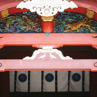 石清水八幡宮本殿の梁に施された龍の彫刻と伝統装飾の写真