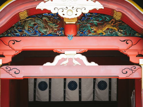 石清水八幡宮本殿の梁に施された龍の彫刻と伝統装飾